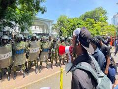 Sri Lanka Crisis: रानिल विक्रमसिंघे बने देश के कार्यवाहक राष्ट्रपति, कोलंबो में सड़कों पर उतरे लोग, पीएम हाउस में घुसे प्रदर्शनकारी