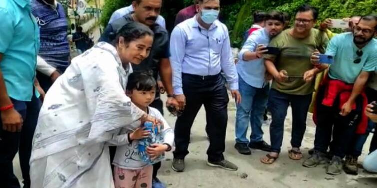 In Darjeeling Mamata Banerjee distributes chocolates to kids while out for morning walk Mamata Banerjee: কোলে তুলে আদর, চকোলেট বিলি, পাহাড়ে কচিকাঁচাদের মধ্যে মমতা