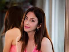 'भाभीजी घर पर है' फेम अभिनेत्री सौम्या टंडनने शेअर केला पिंक लूक; पाहा फोटो!