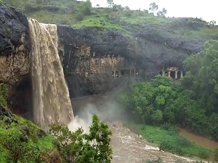 हा धबधबा पाहण्यासाठी पर्यटक गर्दी करत आहेत.