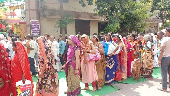 वहीं भक्तों ने इस दौरान जयकारा भी लगाया. फिलहाल गुरू के दर्शन जारी है और सभी गुरु दर्शन कर खुद को कृतार्थ कर रहे हैं