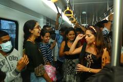 Tamasha Live :  पुण्यातील मेट्रो स्थानकात ‘गरमा गरम’ गाण्यावर थिरकली सोनाली कुलकर्णी