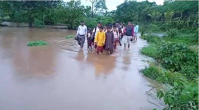 Pune Rain News Students safely released from flood by teachers in Maval Guru Purnima 2022 गुरु-शिष्यांचं नातं अतूट करणारा पुण्यातील प्रसंग, ओढ्याच्या पुरातून शिक्षकांकडून विद्यार्थ्यांची सुखरुप सुटका