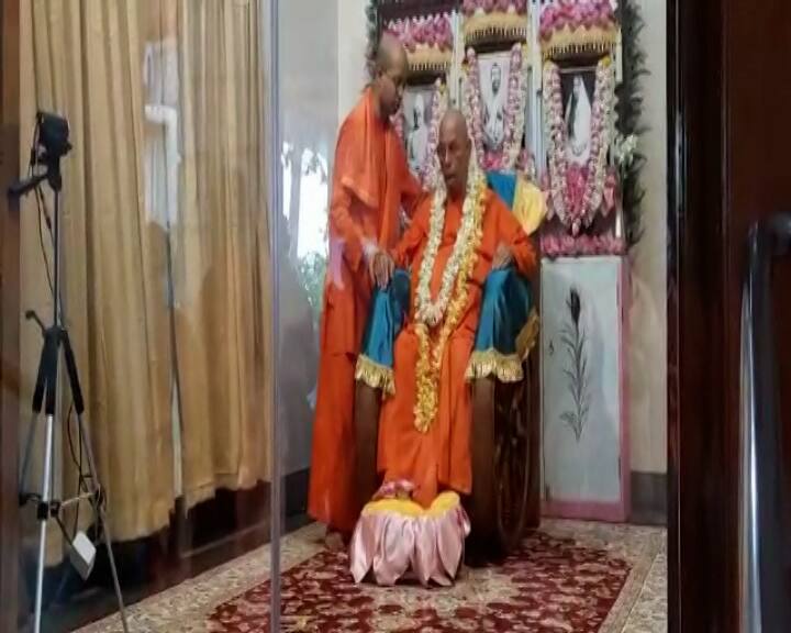 গুরু শব্দের মানে হল যিনি অন্ধকার দূর করেন। তমসা থেকে জ্যোতির পথে যিনি মানুষকে চালিত করেন।