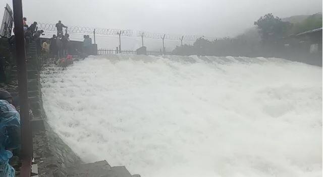 लोणावळ्यात पावसाची जोरदार बॅटिंग सुरु आहे.