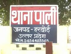 Hardoi News: एक महीने की बेटी का शव लिए न्याय की गुहार लगाने थाने पहुंची मां, पुलिसवालों ने गाली-गलौज कर भगाया