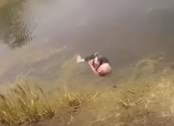 Police rescued 81-year-old from the pond in Florida, video surfaced Watch: ਪੁਲਿਸ ਨੇ ਲਾਪਤਾ ਬਜ਼ੁਰਗ ਨੂੰ ਕੱਢਿਆ ਛੱਪੜ 'ਚੋਂ, ਬਚਾਈ ਜਾਨ, ਸਾਹਮਣੇ ਆਈ ਵੀਡੀਓ