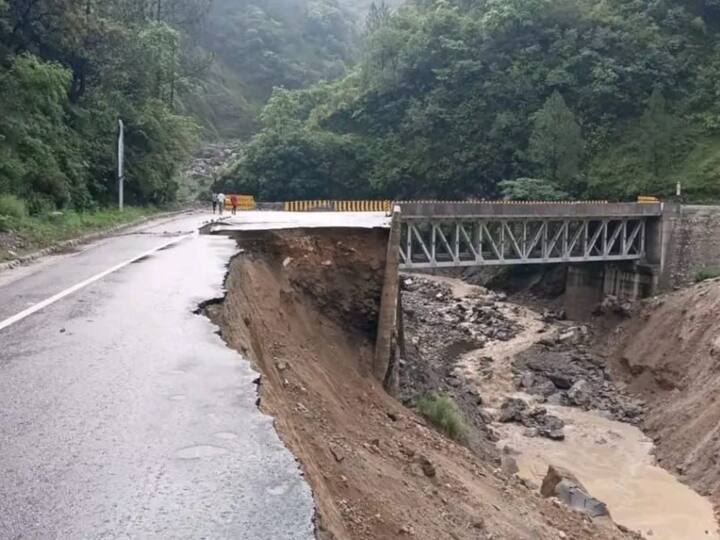 उत्तराखंड में तेज बारिश के बाद तबाही मची हुई है. चमोली में देर रात हुई तेज बारिश से बद्रीनाथ हाईवे पर दीवार ढह गई, जिसके बाद हाईवे बंद कर दिया गया है. इसी के साथ चमोली जिले में बारिश ने लोगों का जीवन अस्त-व्यस्त करके रख दिया है. जिले के कई इलाकों में लैंडस्लाइड के बाद रास्ते बाधित हो गए हैं.