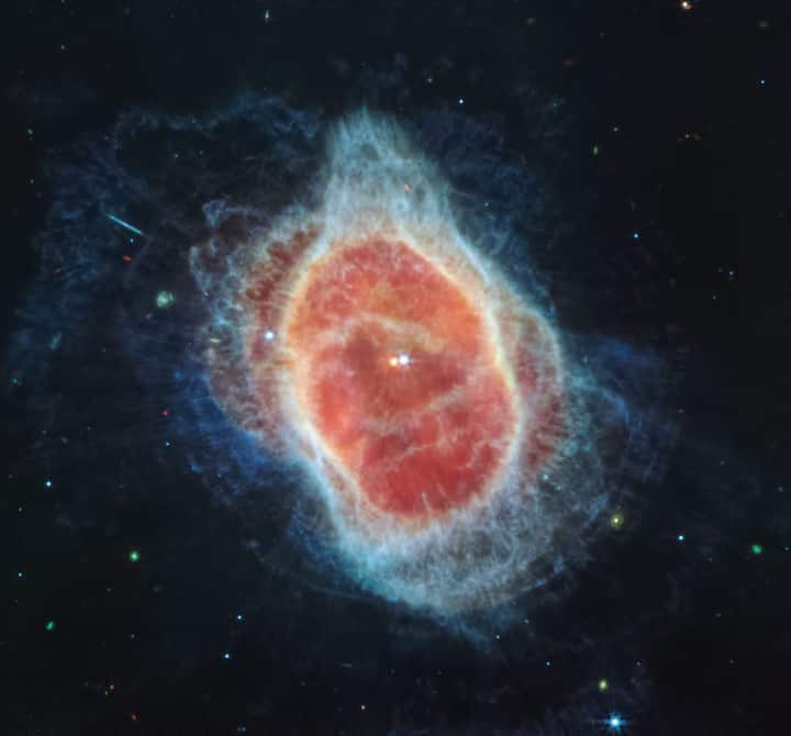 या चित्रात दक्षिणी रिंग प्लॅनेटरी नेबुला दाखवली आहे. याला NGC 3132 असेही म्हणतात. तेजोमेघ हे अवकाशातील धूळ आणि वायूचे ढग आहेत. गॅसमध्ये सामान्यतः हायड्रोजन, हेलियम आणि आयनीकृत वायू असतात. त्यांचा आकार लाखो किलोमीटर लांब असू शकतो.(photo credit: /nasa/instagram)