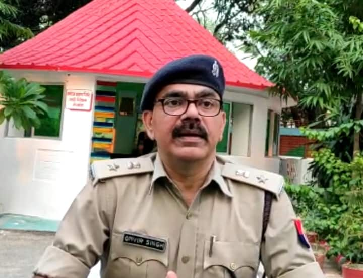 Bijnor Police action on Neighbors who took young man to forest on suspicion of mobile theft and gave punishment in Talibani style ann Bijnor News: मोबाइल चोरी के शक में युवक को जंगल ले गए पड़ोसी, पेड़ से बांधकर तालिबानी अंदाज में दी यह सजा