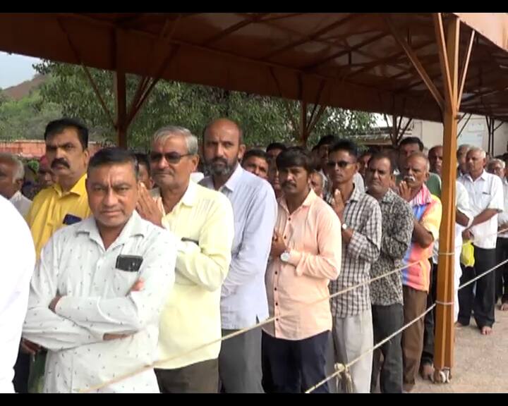 ગુરૂ પૂર્ણિમા નિમિત્તે ભગવાન અને ગુરૂના દર્શનનું અનેરૂ મહત્વ છે. દિવસ દરમિયાન હજારો ભક્તો ભગવાન શામળિયાના દર્શન કરશે.