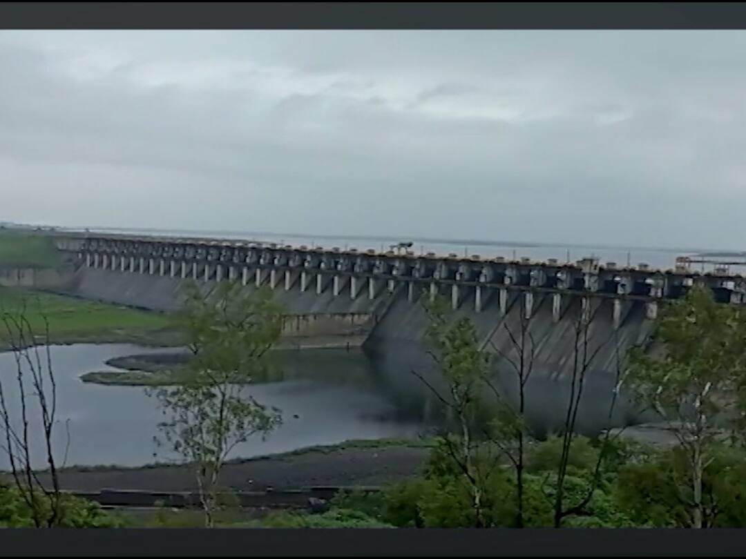 Solapur Ujani Dam in plus Latest Update Pune Ahmednagar Maharashtra Rain update Ujani Dam : दिलासादायक! तीन जिल्ह्यासाठी वरदान असलेलं उजनी धरण अखेर प्लसमध्ये