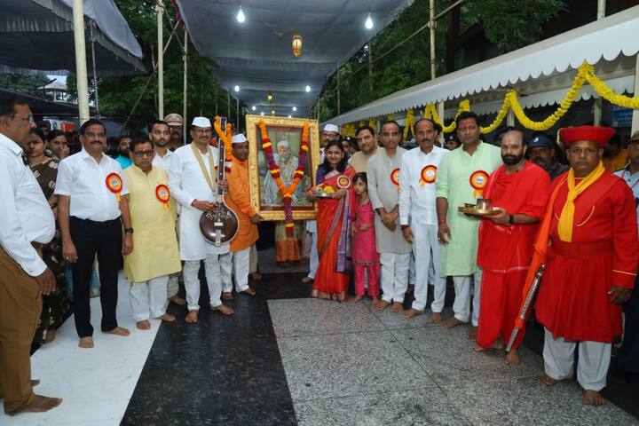 यावर्षी साई बाबा मंदिर (Sai Baba Temple) भक्तांसाठी खुले असल्याने भाविकांनी मोठी गर्दी केली आहे. आलेल्या भक्तांना दर्शन घेता यावं यासाठी आज साई समाधी मंदिर रात्रभर खुले ठेवले जाणार आहे.