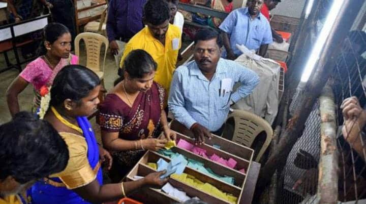 The 12th Ward Councilor post of the DMK has been won in the Thariyaur Union. Retained. திருச்சி: துறையூர் ஒன்றியத்தில் 12வது வார்டு கவுன்சிலர் பதவியை திமுக தக்க வைத்துக்கொண்டது.