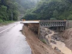 Uttarakhand Heavy Rain: उत्तराखंड में बारिश ने मचाई तबाही, दीवार ढहने से बद्रीनाथ हाईवे बाधित, राहगीर सफर करने को मजबूर