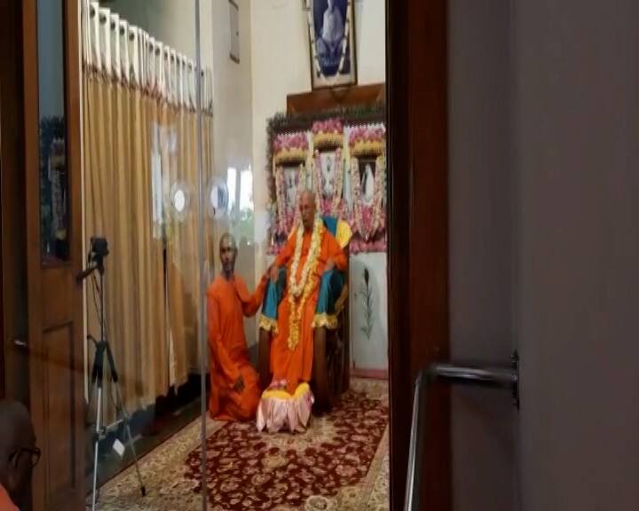 হাতে শ্বেতশুভ্র পদ্মফুল নিয়ে দীক্ষগুরুকে প্রণাম জানাতে, দূর দূরান্ত থেকে আসেন ভক্তরা। করোনা ভয় পেরিয়ে অনেকদিন পর ঠাক আগের মতো করে মঠে পালন হল গুরু পূর্ণিমা।