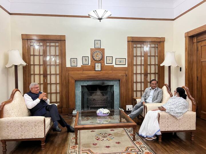 West Bengal CM Mamata Banerjee Meets Governor Jagdeep Dhankhar and Himanta Biswa Sarma West Bengal: तल्खी के बीच राज्यपाल जगदीप धनखड़ से मिलीं सीएम ममता बनर्जी, असम के मुख्यमंत्री भी थे मौजूद