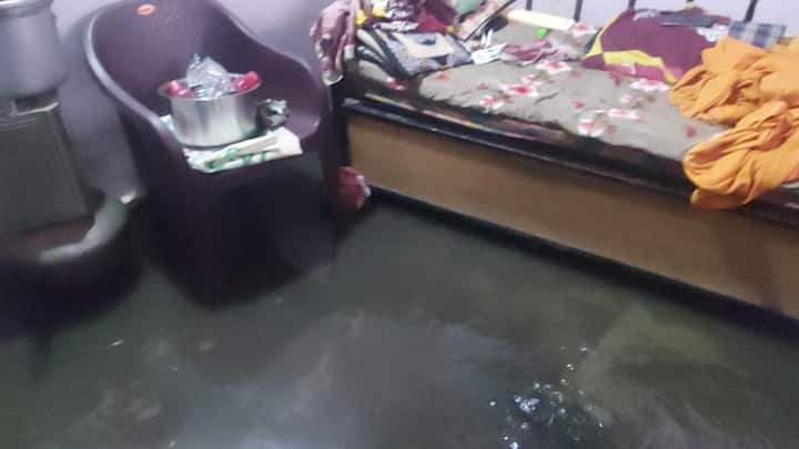 पुणे शहरात गेल्या दोन दिवसांपासून मुसळधार पाऊस अनेक परिसरात पाणी साचलं आहे.