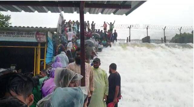 त्यामुळे पर्यटकांनाही धरणाच्या बाजूला उभ राहून इथला आनंद घ्यावा लागत आहे.
