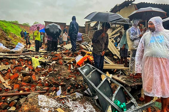 Vasai Landslide: महाराष्ट्र के पालघर जिले के वसई में भूस्खलन, पिता-पुत्री की मौत, सामने आई हादसे की ऐसी तस्वीरें