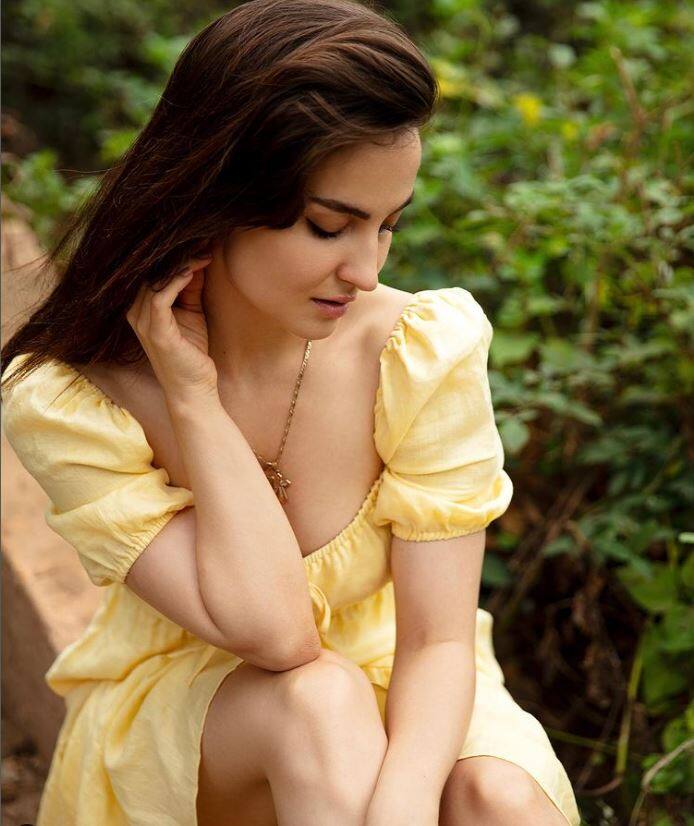 Elli Avram Photos: જો મેકઅપ વગર બોલીવુડની કોઈ હિરોઈન ખુબ સુંદર દેખાઈ શકે છે તો તે યાદીમાં એલી અવરામનું નામ ચોક્કસ હશે. જો તમને આ વાત પર શંકા હોય તો, હાલમાં જ એલીએ શેર કરેલા ફોટો જુઓ. તમારી શંકા દૂર થઈ જશે.