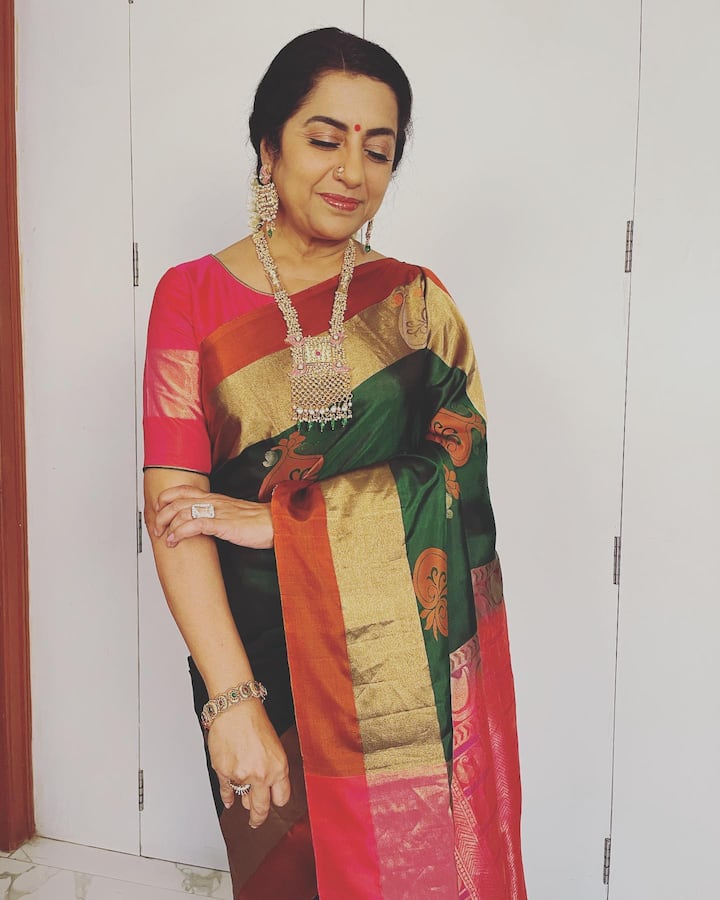 అప్పుడప్పుడు సోషల్ మీడియాలలో ఫొటోస్ పోస్ట్ చేస్తూ అభిమానులతో టచ్ లోనే ఉంటోంది సుహాసిని. అయితే లేటెస్ట్ గా పోస్ట్ చేసిన ఫొటోస్ చూసిన నెటిజన్లు అందం అస్సలు తగ్గలేదంటూ కామెంట్స్ పెడుతున్నారు. ఓ నెటిజన్ అయితే 16 ఏళ్ల అమ్మాయిలా ఉన్నావని పెట్టిన పోస్ట్ వైరల్ అవుతోంది.