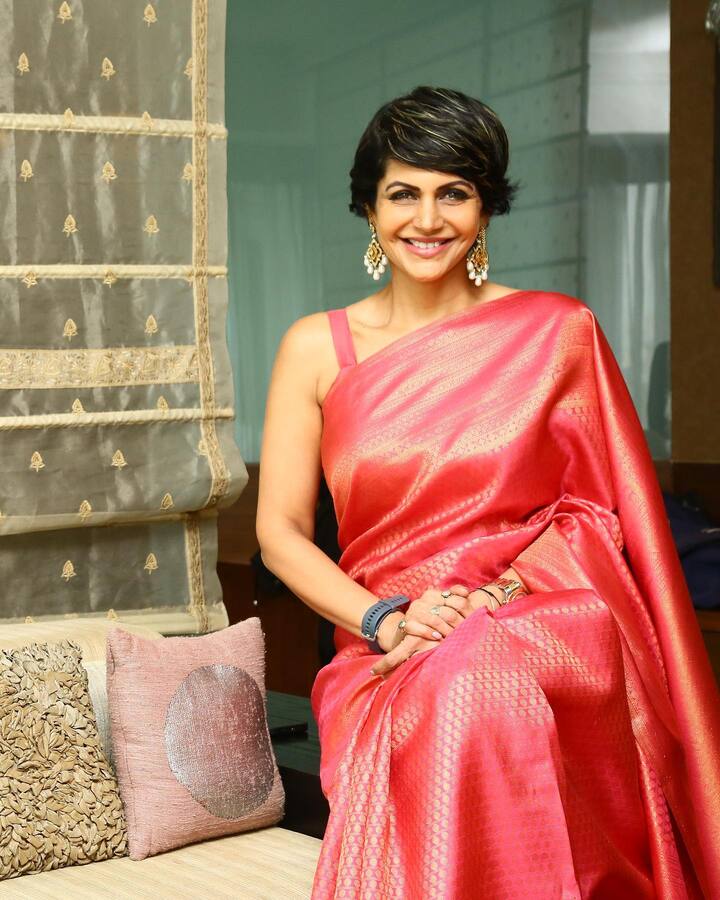 रिपोर्ट्सनुसार, या नवीन मालिकेत मंदिरा एका खास व्यक्तिरेखेत दिसणार आहे. या शोमध्ये ती एका सकारात्मक आईची भूमिका साकारताना दिसेल.(photo:mandirabedi/ig)