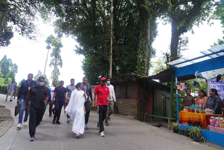 স্বনির্ভর গোষ্ঠীর মহিলাদের সঙ্গে মোমো বানানোতেই থেমে থাকেননি তিনি। তাঁদের সঙ্গে কথা বলেন তিনি। তাঁদের নানা সুবিধা-অসুবিধার কথা মন দিয়ে শোনেন। ছবি: মমতা বন্দ্যোপাধ্যায়ের ফেসবুক পেজ থেকে প্রাপ্ত