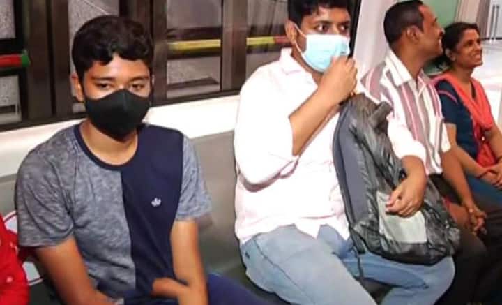 গাড়িতে শিয়ালদা স্টেশন থেকে সল্টলেক সেক্টর ফাইভ যেতে ১ ঘণ্টা সময় লাগে। ইস্ট ওয়েস্ট মেট্রোয় সেইসময়ই লাগবে মাত্র ২১ মিনিট। এখন পর্যন্ত ইস্ট-ওয়েস্ট মেট্রোর সব থেকে বড় স্টেশন হল শিয়ালদা।