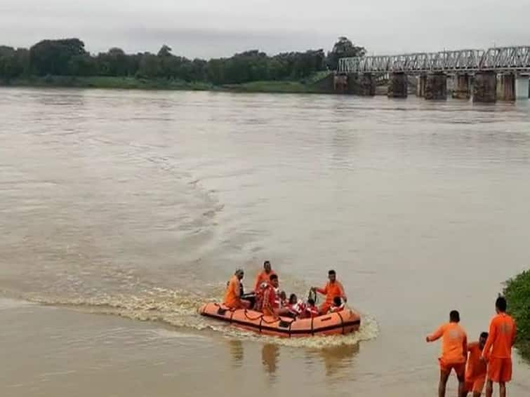 After 19 hours of efforts, 15 devotees trapped in the temple were rescued Bhandara Rain : तब्बल 19 तासांच्या प्रयत्नानंतर 15 भाविकांची सुटका, भंडाराऱ्यातील माडगीच्या नरसिंह मंदिरात अडकले होते भाविक 