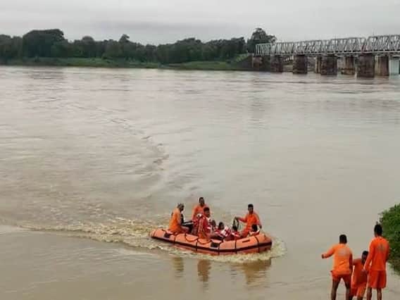 Bhandara Rain : तब्बल 19 तासांच्या प्रयत्नानंतर 15 भाविकांची सुटका, भंडाराऱ्यातील माडगीच्या नरसिंह मंदिरात अडकले होते भाविक 