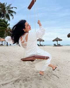 Divyanka Tripathi Pics: समंदर के किनारे फुल ऑन मस्ती के मूड में दिखीं दिव्यांका त्रिपाठी, देखें फोटोज