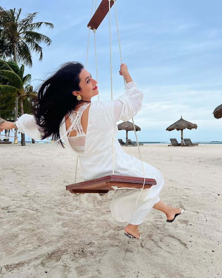 टीवी एक्ट्रेस दिव्यांका त्रिपाठी (Divyanka Tripathi) इन दिनों मालदीव में अपने पति विवेक दहिया (Vivek Dahiya) के साथ वेकेशन मना रही हैं.