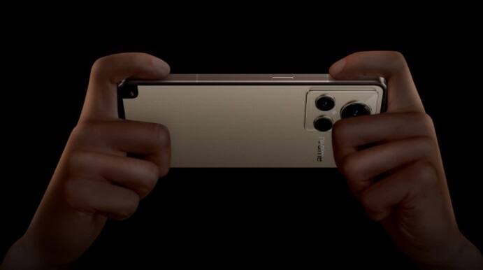 Realme GT 2 Master Explorer Edition સ્માર્ટફોનમાં ત્રિપલ કેમેરા સેટઅપ આપવામાં આવ્યો છે, જેમાં 50 MP નો મેન કેમેરો, 50 MP નો અલ્ટ્રા વાઇડ એન્ગલ અને 2 MP નો એક અન્ય કેમેરો ફ્લેશ લાઇટની સાથે આપવામાં આવ્યો છે, વળી ફોનમાં 16 MP નો ફ્રન્ટ કેમેરો છે.