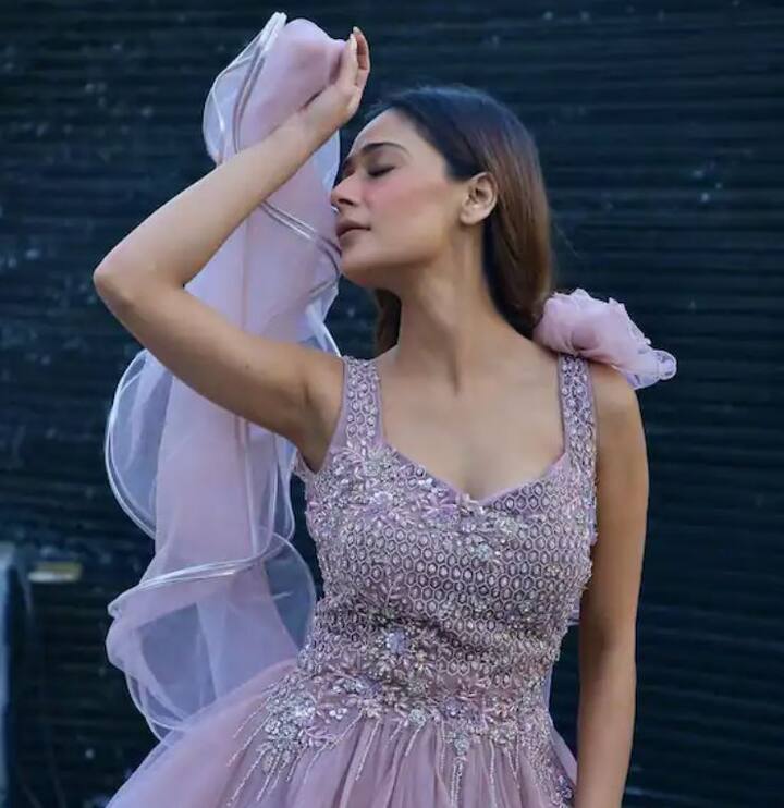 ਟੀਵੀ ਅਦਾਕਾਰਾ ਸਾਰਾ ਖਾਨ ਨੇ ਸਟਾਰ ਪਲੱਸ ਦੇ ਸ਼ੋਅ ਸਪਨਾ ਬਾਬੁਲ ਕਾ ਬਿਦਾਈ ਨਾਲ ਛੋਟੇ ਪਰਦੇ 'ਤੇ ਸੰਧਿਆ ਦੀ ਭੂਮਿਕਾ ਨਿਭਾਉਂਦੇ ਹੋਏ ਆਪਣੀ ਸ਼ੁਰੂਆਤ ਕੀਤੀ ਅਤੇ ਘਰ-ਘਰ ਆਪਣੀ ਵੱਖਰੀ ਪਛਾਣ ਬਣਾਈ। ਬੇਸ਼ੱਕ ਸਾਰਾ ਭਾਵੇਂ ਹੀ ਕਿਸੇ ਟੀਵੀ ਸੀਰੀਜ਼ 'ਚ ਨਜ਼ਰ ਨਾ ਆਈ ਹੋਵੇ ਪਰ ਸੋਸ਼ਲ ਮੀਡੀਆ 'ਤੇ ਕਾਫੀ ਐਕਟਿਵ ਰਹਿੰਦੀ ਹੈ।