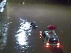 Pune Rain Accident News: दैव बलवत्तर म्हणून...! पुरात अख्ख कुटुंब अडकलं गाडीत; अग्निशमन दलाच्या जवानांनी सगळ्यांची केली सुखरूप सुटका