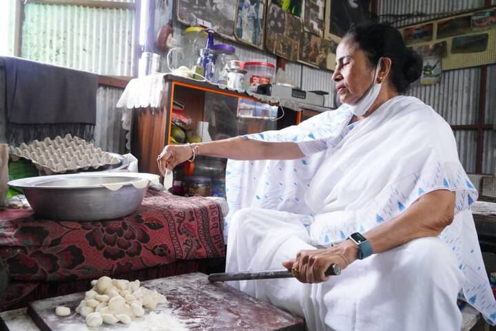 জিটিএ-র শপথগ্রহণ অনুষ্ঠান উপলক্ষে দার্জিলিংয়ে এসেছেন মুখ্যমন্ত্রী। পাহাড় মুখ্যমন্ত্রীর অত্য়ন্ত পছন্দের জায়গা। বহুবার তিনি নিজেই সেকথা বলেছেন। মুখ্যমন্ত্রী হওয়ার পর থেকে বিভিন্ন প্রকল্পের জন্য বা প্রশাসনিক কাজে পাহাড়ে এসেছেন। কাজ সেরে হালকা মেজাজে ঘুরতেও দেখা যায় তাঁকে। ছবি: মমতা বন্দ্যোপাধ্যায়ের ফেসবুক পেজ থেকে প্রাপ্ত