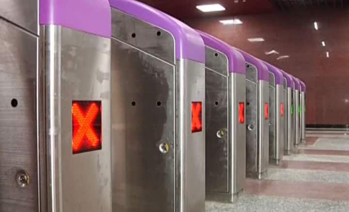 একমাত্র রবিবার ছাড়া প্রতিদিনই শিয়ালদা থেকে সেক্টর ফাইভ চলাচল করবে মেট্রো। এই রুটে চলবে ১০০টি ট্রেন।