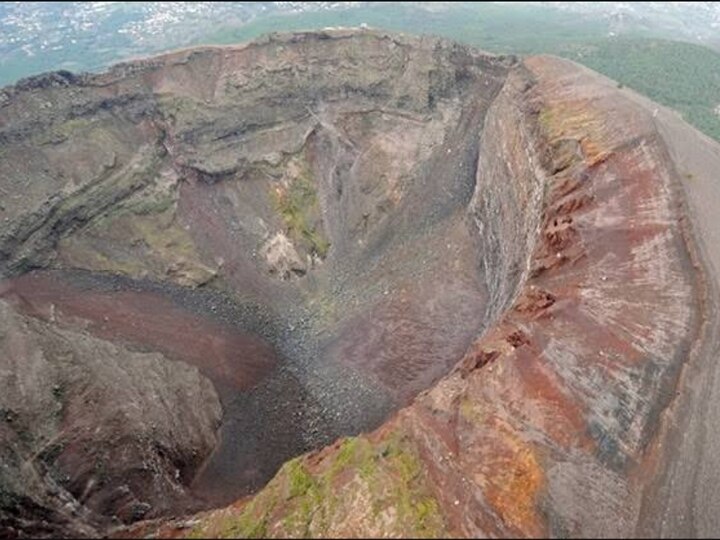 Selfie Volcano Crater : செல்பி மோகம்.. இத்தாலியில் எரிமலை பள்ளத்தில் விழுந்த சுற்றுலா பயணி.. பரபரக்க வைத்த விபரீதம்..