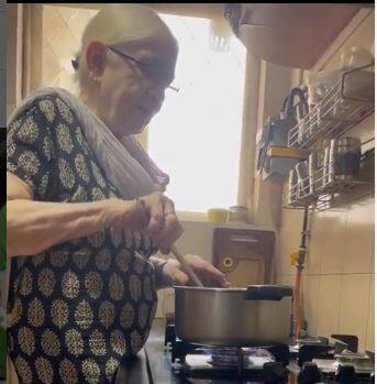 Watch: 90-year-old grandmother cooks food for stray dogs every day, watch heart-touching video Watch: 90 ਸਾਲਾ ਦਾਦੀ ਹਰ ਰੋਜ਼ ਆਵਾਰਾ ਕੁੱਤਿਆ ਲਈ ਖਾਣਾ ਬਣਾਉਂਦੀ ਹੈ, ਵੇਖੋ ਦਿਲ ਛੂ ਲੈਣ ਵਾਲੀ ਵੀਡੀਓ