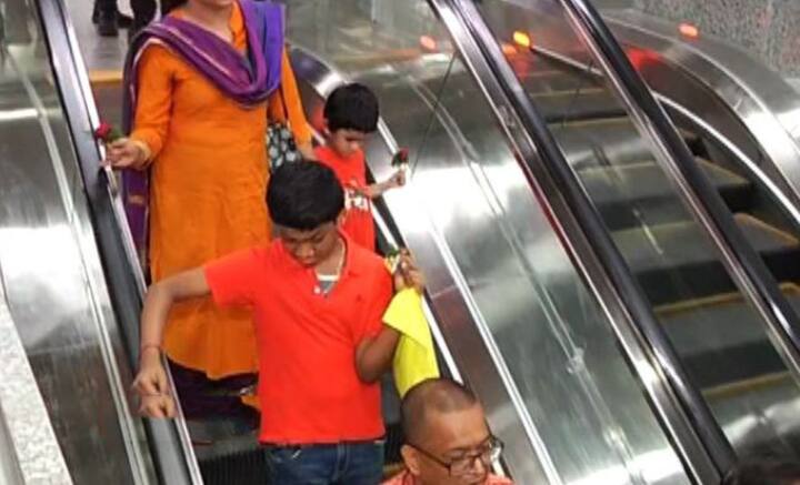 গাড়িতে শিয়ালদা স্টেশন থেকে সল্টলেক সেক্টর ফাইভ যেতে ১ ঘণ্টা সময় লাগে। ইস্ট ওয়েস্ট মেট্রোয় সেইসময়ই লাগবে মাত্র ২১ মিনিট। এখন পর্যন্ত ইস্ট-ওয়েস্ট মেট্রোর সব থেকে বড় স্টেশন হল শিয়ালদা।