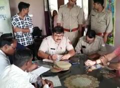 Muzaffarnagar News: मिड डे मील के खाने में निकली छिपकली, 30 बच्चे बीमार, परिजनों ने किया हंगामा