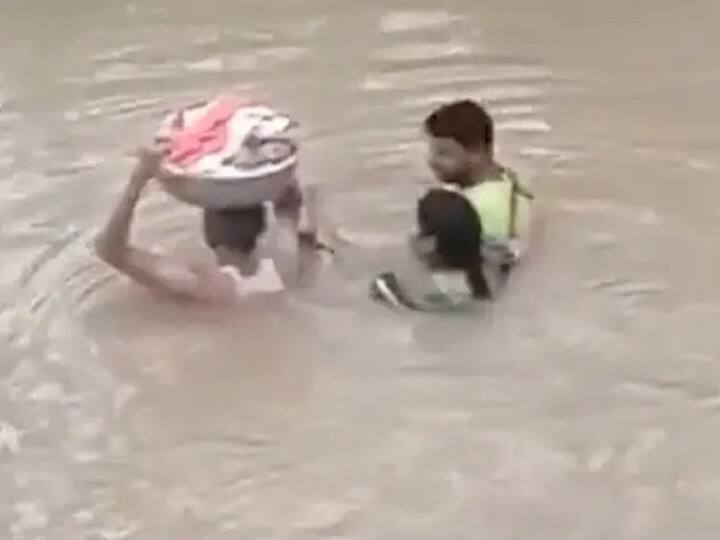 Viral Video Shows Toddler's Baahubali-Style Rescue In Flood-Hit Telangana Viral Video: தெலங்கானாவில் ஒரு மஹிந்திர பாகுபலி: வீடியோ இணையத்தில் வைரல்
