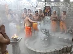 Sawan 2022: उज्जैन में भगवान महाकाल के दरबार में लगा श्रद्धालुओं का तांता, भस्म आरती से हुई सावन की शुरुआत