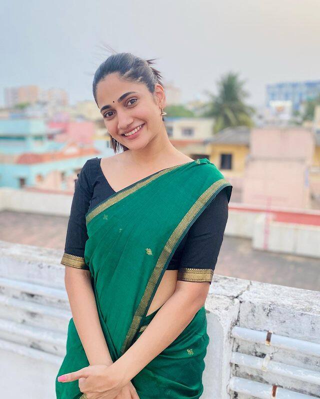பச்சை நிறமே பச்சை நிறமே.. இச்சை ஊட்டும் பச்சை நிறமே..