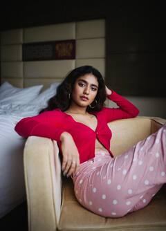 Priya varrier photos:  ‘அடார் லவ்’ நாயகி பிரியா வாரியரின் அசத்தல் க்ளிக்ஸ்