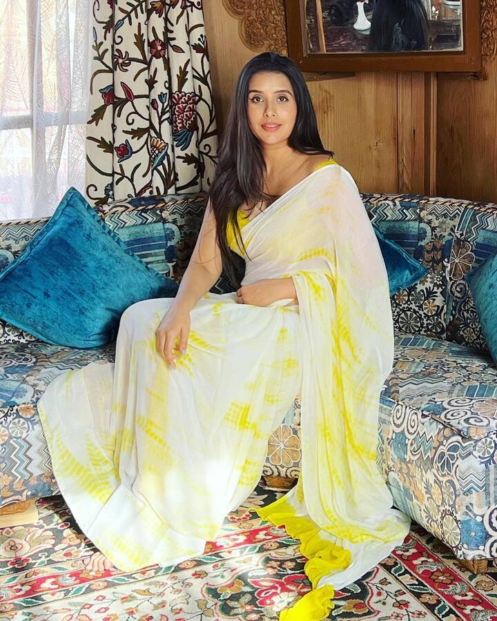 चारू असोपा इन दिनों अपनी प्रोफेशनल से ज्यादा पर्सनल लाइफ को लेकर चर्चा में बनी हुई हैं. इसी बीच उनकी कुछ तस्वीरों ने सोशल मीडिया पर धमाल मचा रखा है.