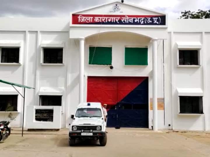 Sonbhadra district jail Carpet making training will be given to prisoners  ANN Sonbhadra District Jail: यूपी सरकार की बड़ी पहल, जेल में बंद कैदियों को दी जाएगी कालीन बुनाई की ट्रेनिंग