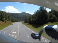 Watch Video:நடுரோட்டில் தரையிறக்கப்பட்ட விமானம்... கார்கள் மீது மோதாமல் துரிதமாக செயல்பட்ட விமானி!