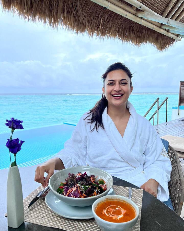 इससे पहले उन्होंने अपने इंस्टाग्राम हैंडल पर फोटोज शेयर की थीं, जिसमें वह बाथरोब पहने टेस्टी खाना खाती हुई नजर आई थीं.